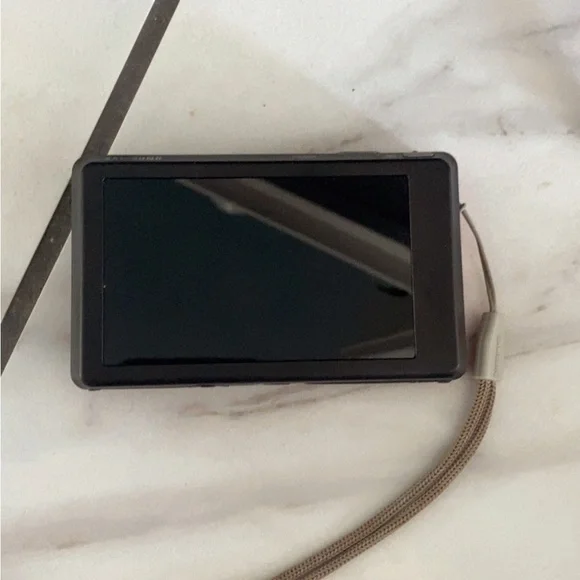 Samsung Digital Camera - Black and Red - Picture 4 of 6